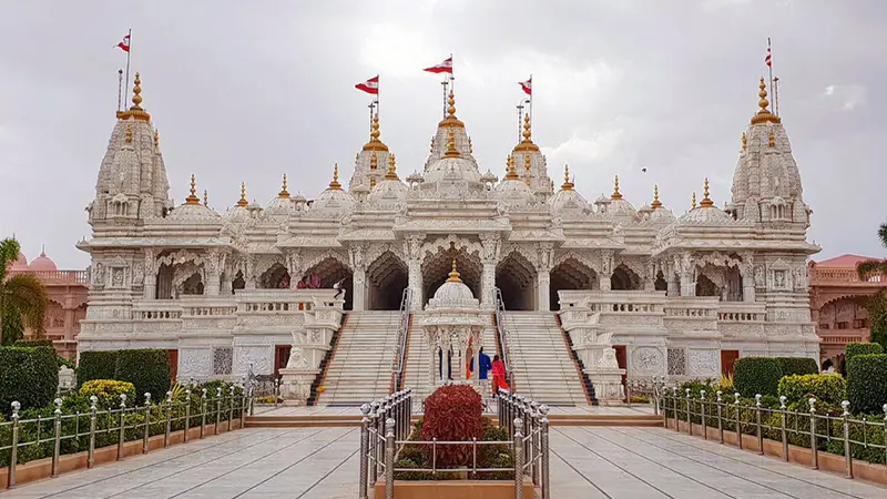 Grand front view of Akshardham Temple in Gandhinagar