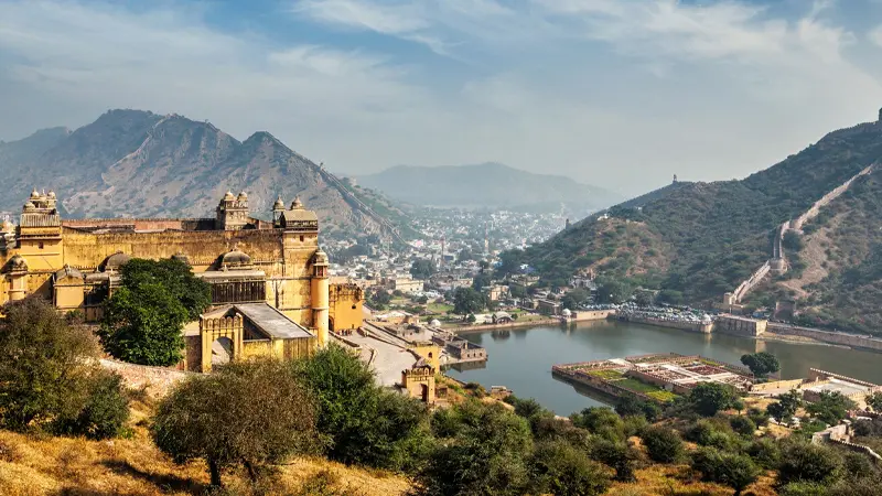 Panoramic view of Amber Fort overlooking Maota Lake in Jaipur
