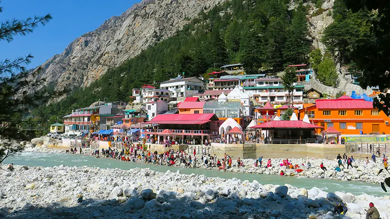 Pilgrims visiting Gangotri town beside the Bhagirathi River