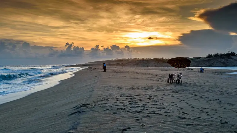 Golden Shoreline Sunset Escape