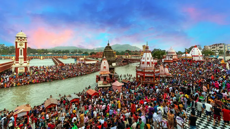 Devotees gathered at Har Ki Pauri Ghat, Haridwar