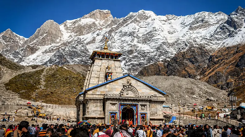 Pilgrims gathered for Kedarnath temple darshan with snowy Himalayan backdrop