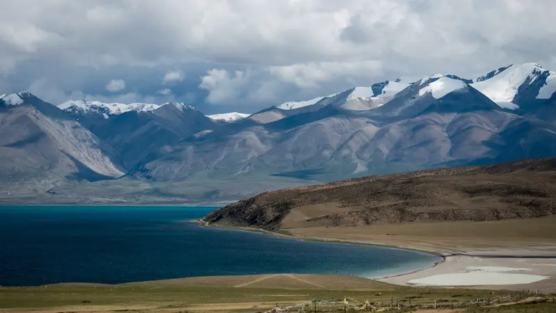 Lake Mansarovar Himalayan Shoreline