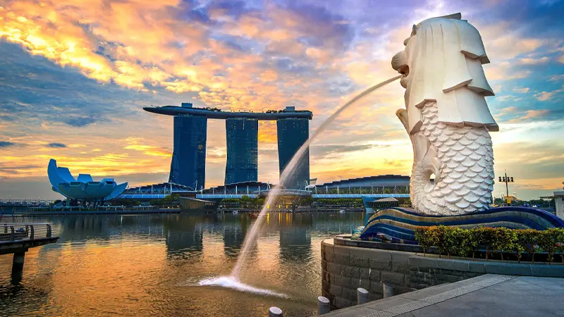 Merlion Park with Marina Bay Sands hotel during sunrise in Singapore