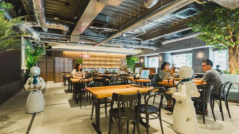 Robot-themed caf頥xperience in Tokyo Japan