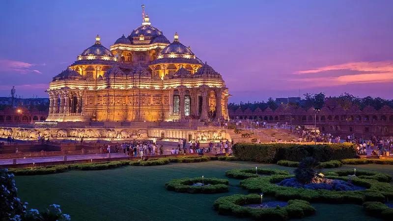 Swaminarayan Akshardham Temple illuminated during evening in Delhi