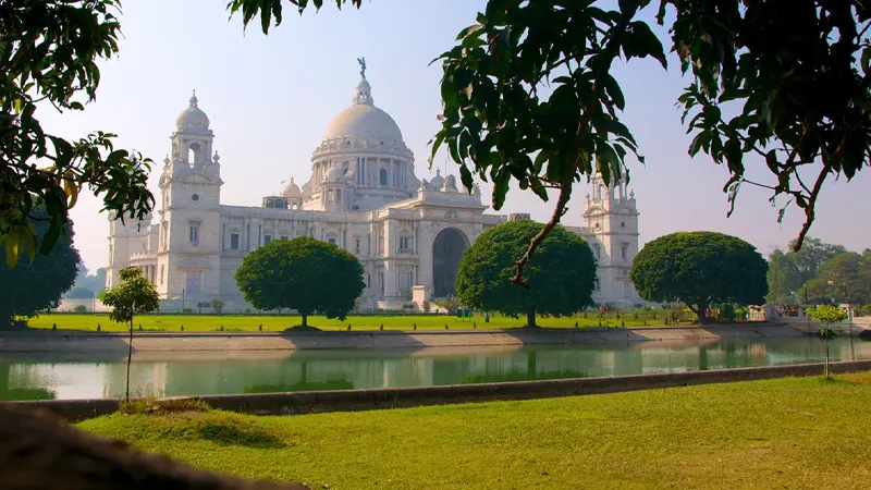 Victoria Memorial surrounded by lush gardens in Kolkata