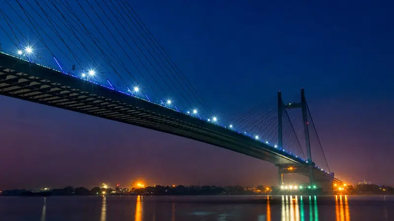 Vidyasagar Setu illuminated at night