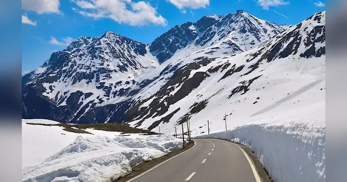 Rohtang Pass in Himachal Pradesh
