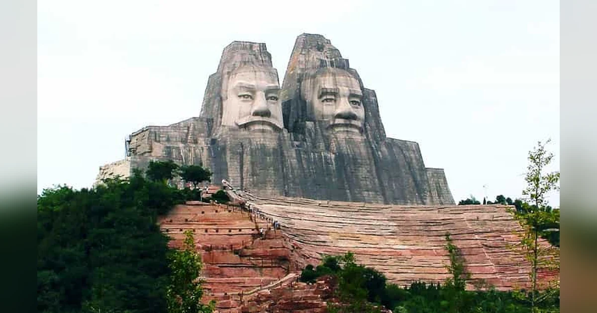 Emperors Yan and Huang Statue