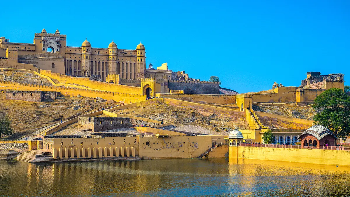 Panoramic view of Amber Fort overlooking Maota Lake in Jaipur, Rajasthan
