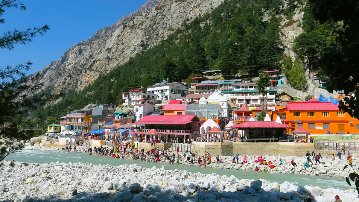 Pilgrims visiting Gangotri town beside the Bhagirathi River