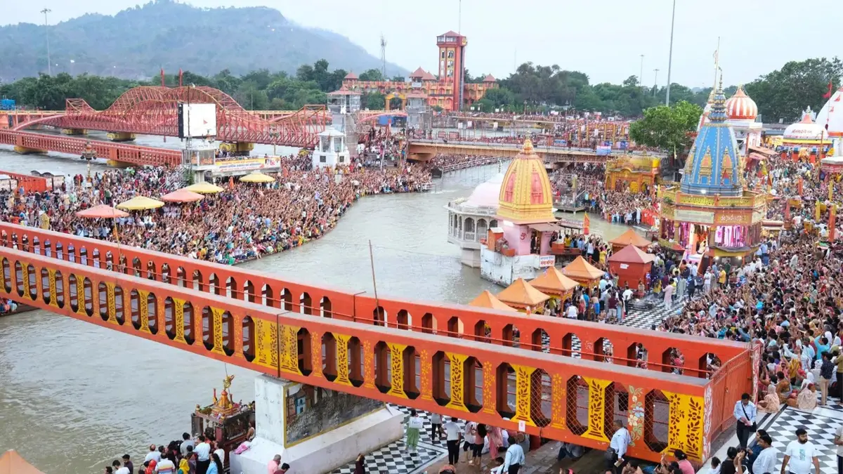 Devotees gathered at Har Ki Pauri Ghat during the Satopanth Swargarohini Trek journey