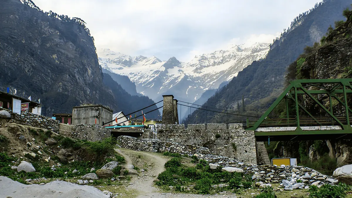Trekking trail from Janki Chatti to Yamunotri through the mountains