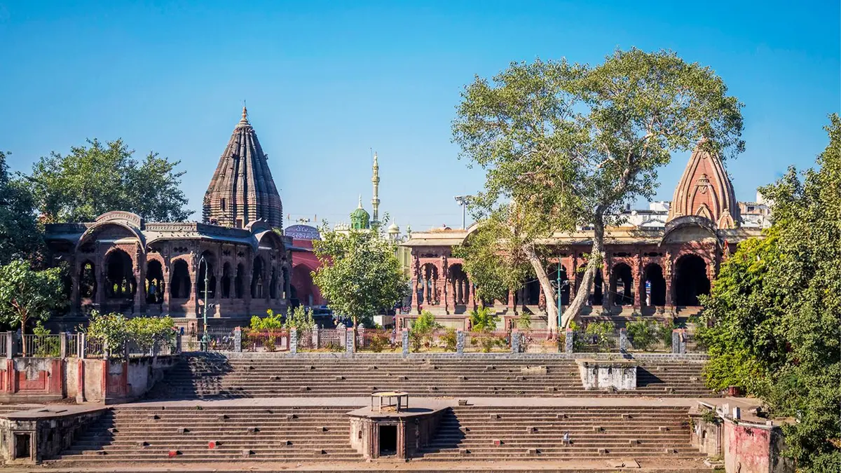 Maheshwar Ghat and temple complex