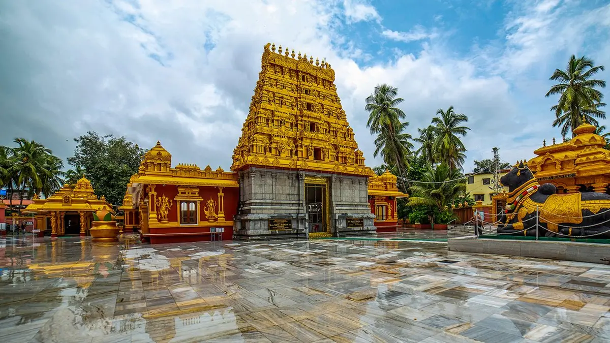 Sacred Murudeshwar Temple visited during a special group tour across Karnataka