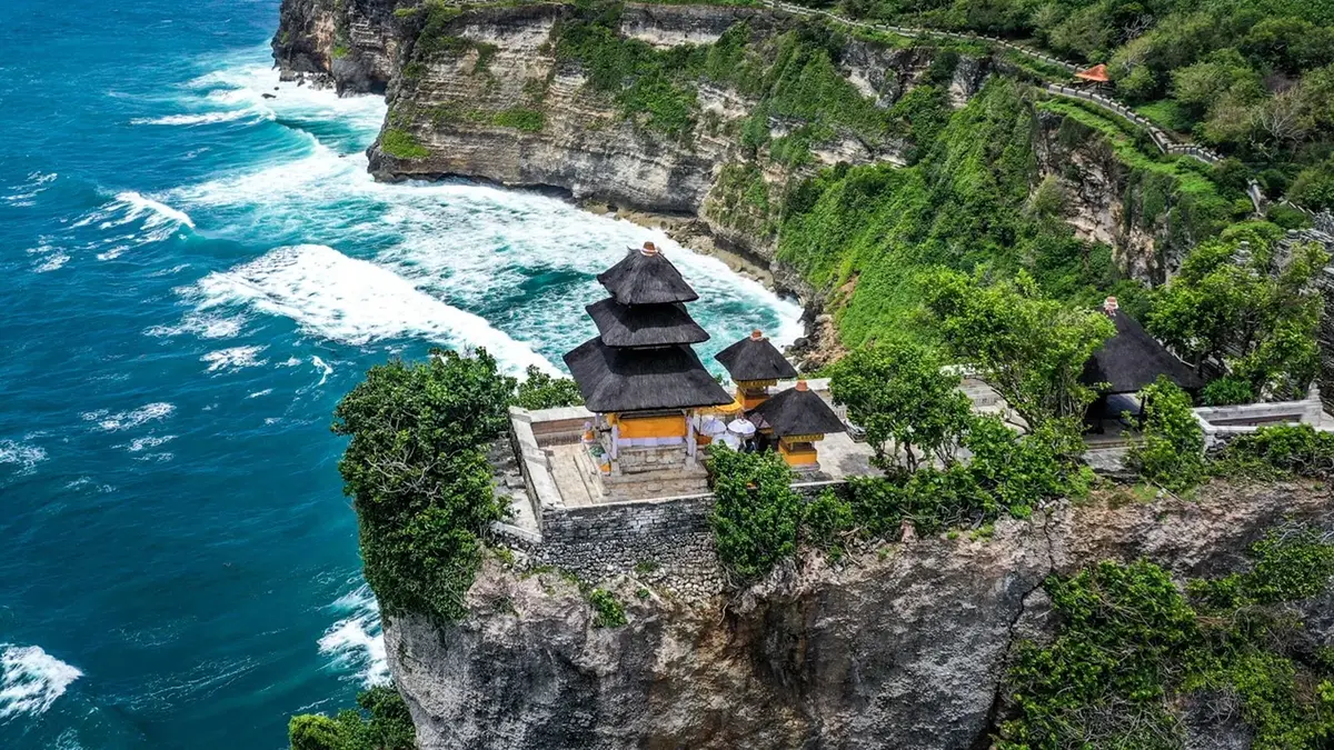 Pura Luhur Uluwatu overlooking the Indian Ocean