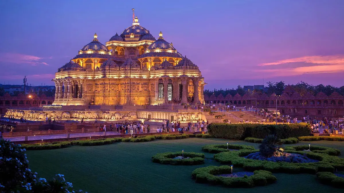 Swaminarayan Akshardham Temple illuminated during evening in Delhi