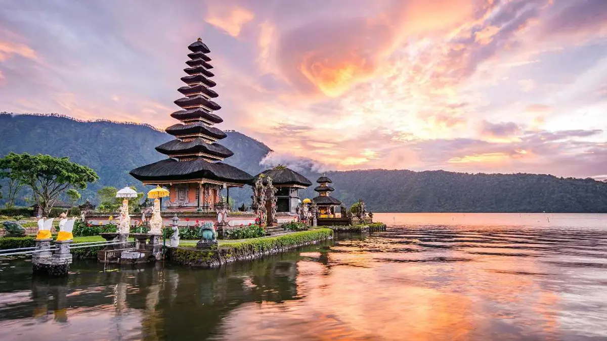 Ulun Danu Beratan Temple on the shores of Lake Beratan