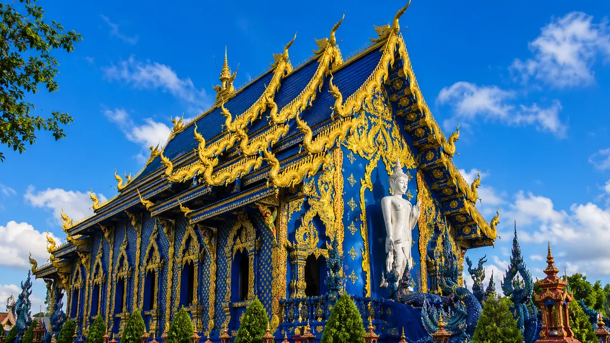 Blue Temple Wat Rong Suea Ten in Chiang Rai