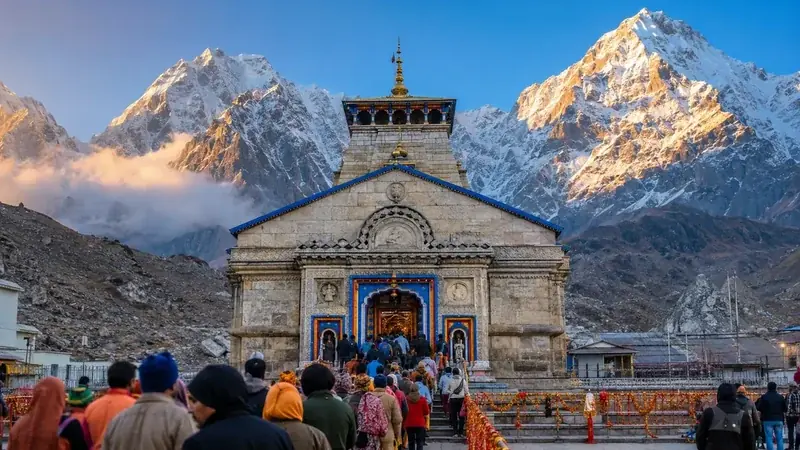 Pilgrims gathered for Kedarnath temple darshan with snowy Himalayan backdrop
